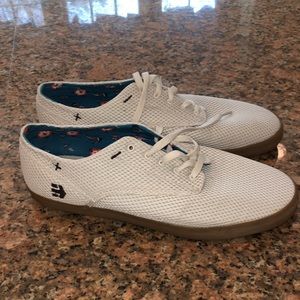 Etnies Mens Dapper Sneakers. Color: Bone